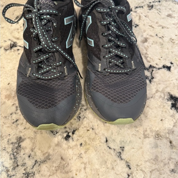 New Balance Women's wt690 Trail Running Sneaker - Picture 3 of 6